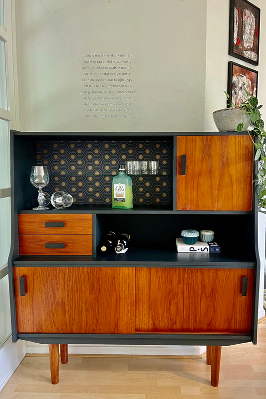 Vintage highboard van teak in prachtige staat, stijlvol en ruim | The Vintage Vibe