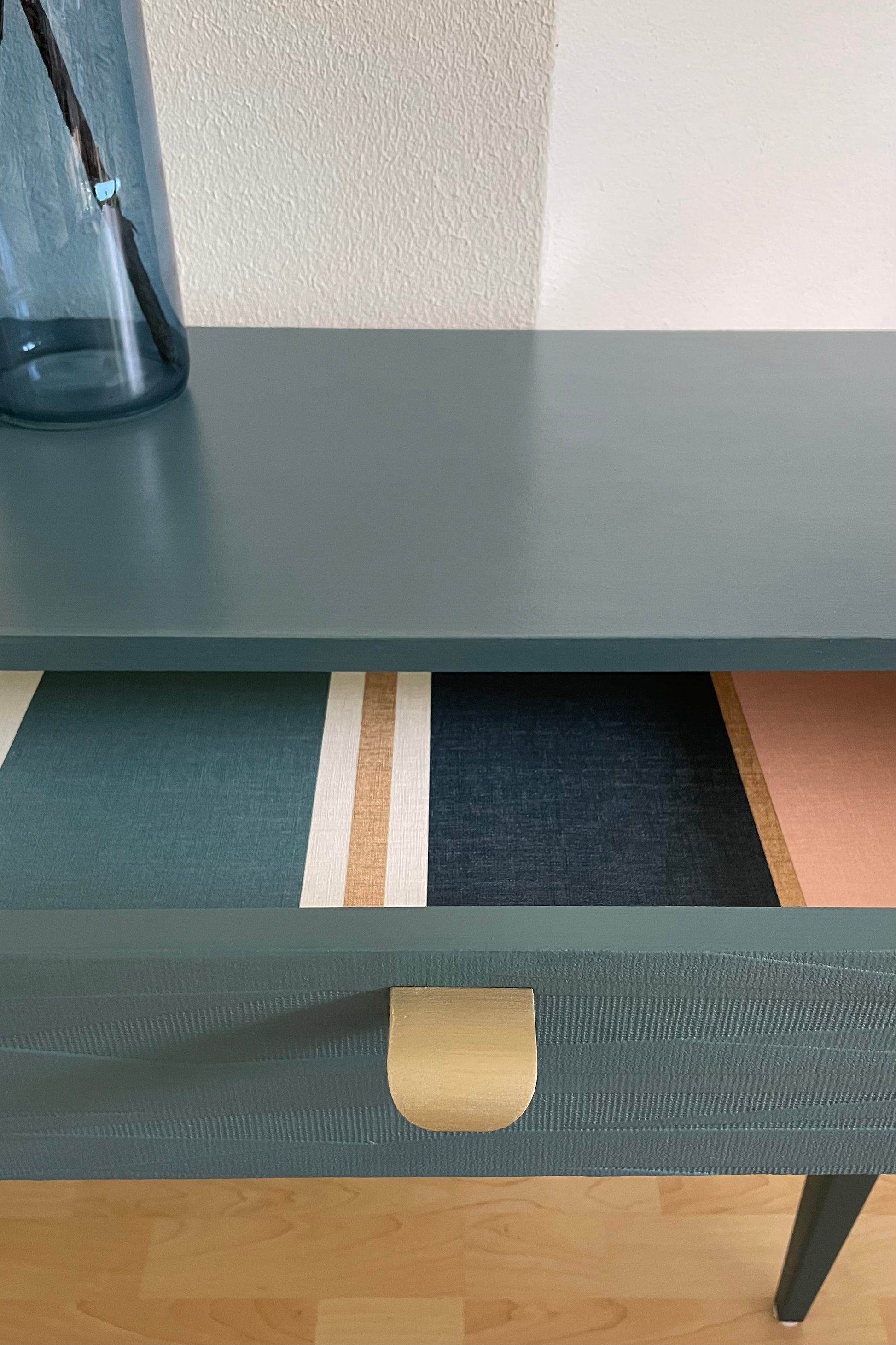 Vintage retro dressoir in warm grijsblauw met reliëf | The Vintage Vibe