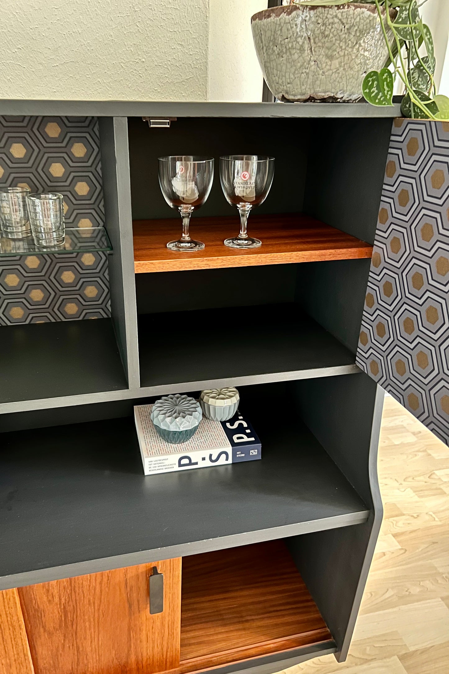 Vintage highboard van teak in prachtige staat, stijlvol en ruim | The Vintage Vibe