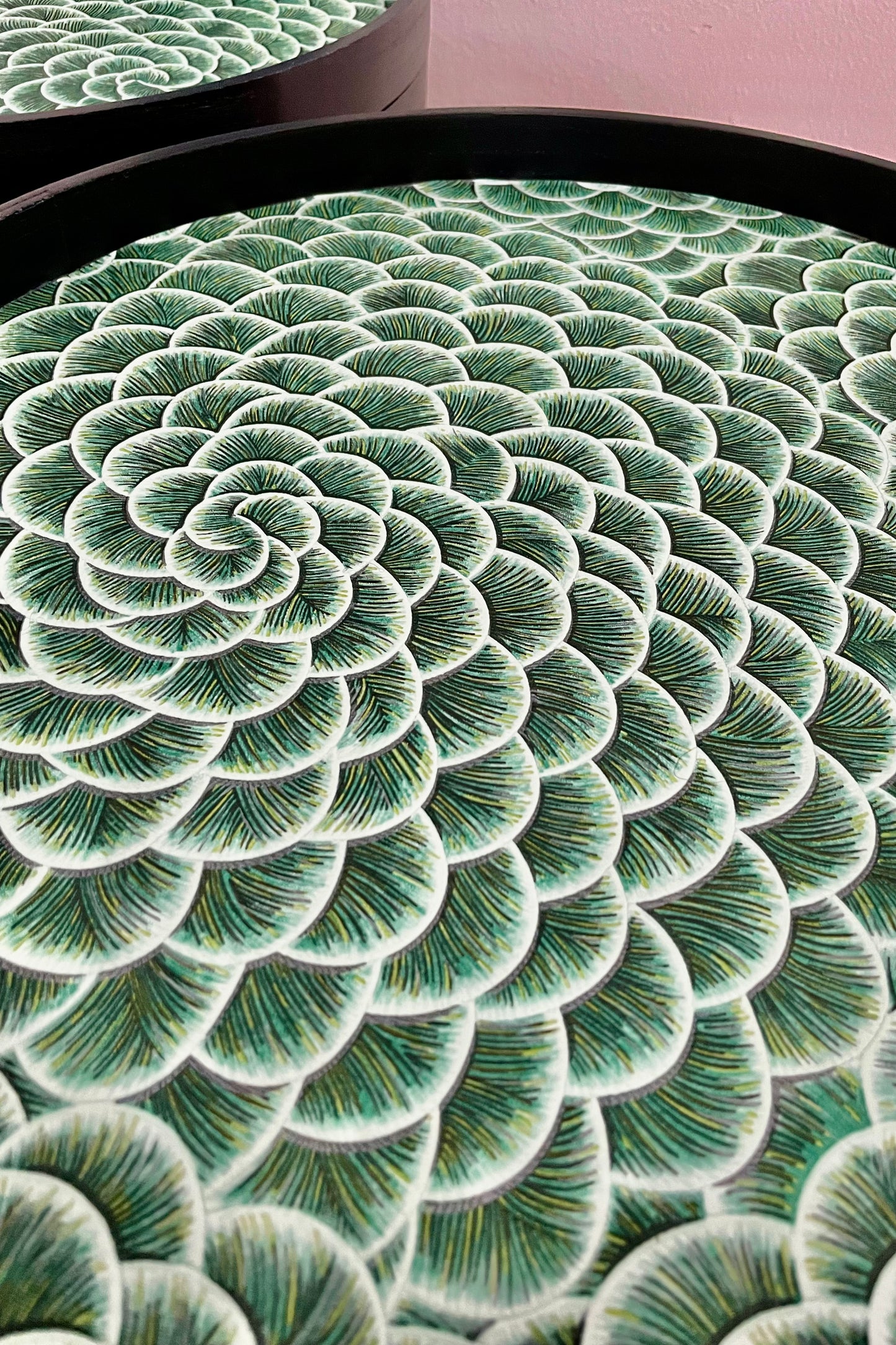 Bijzettafel in zwart met prachtige emerald groene print | The Vintage Vibe