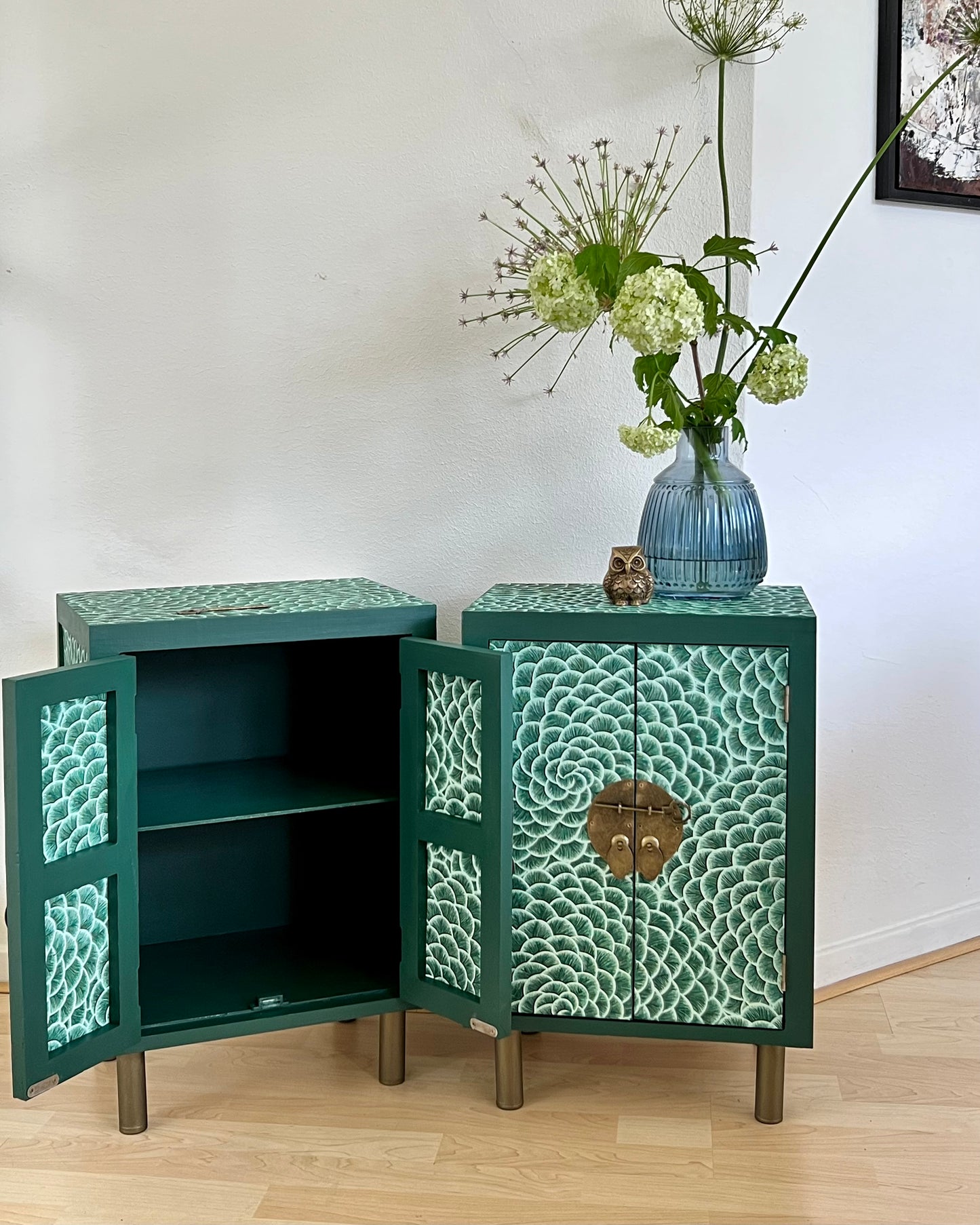 Vintage nachtkastjes in Aziatische stijl met een print in groen en parelmoer | The Vintage Vibe