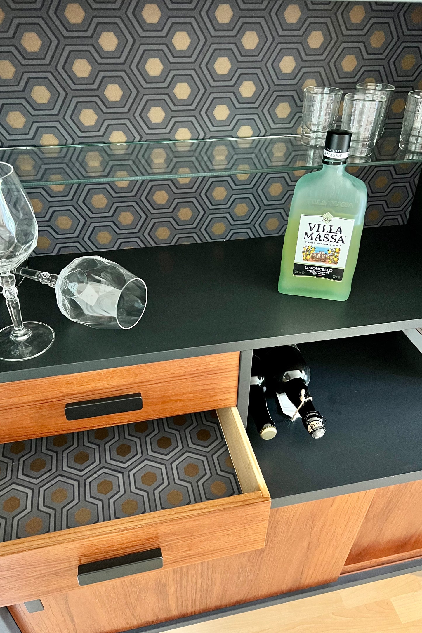 Vintage highboard van teak in prachtige staat, stijlvol en ruim | The Vintage Vibe