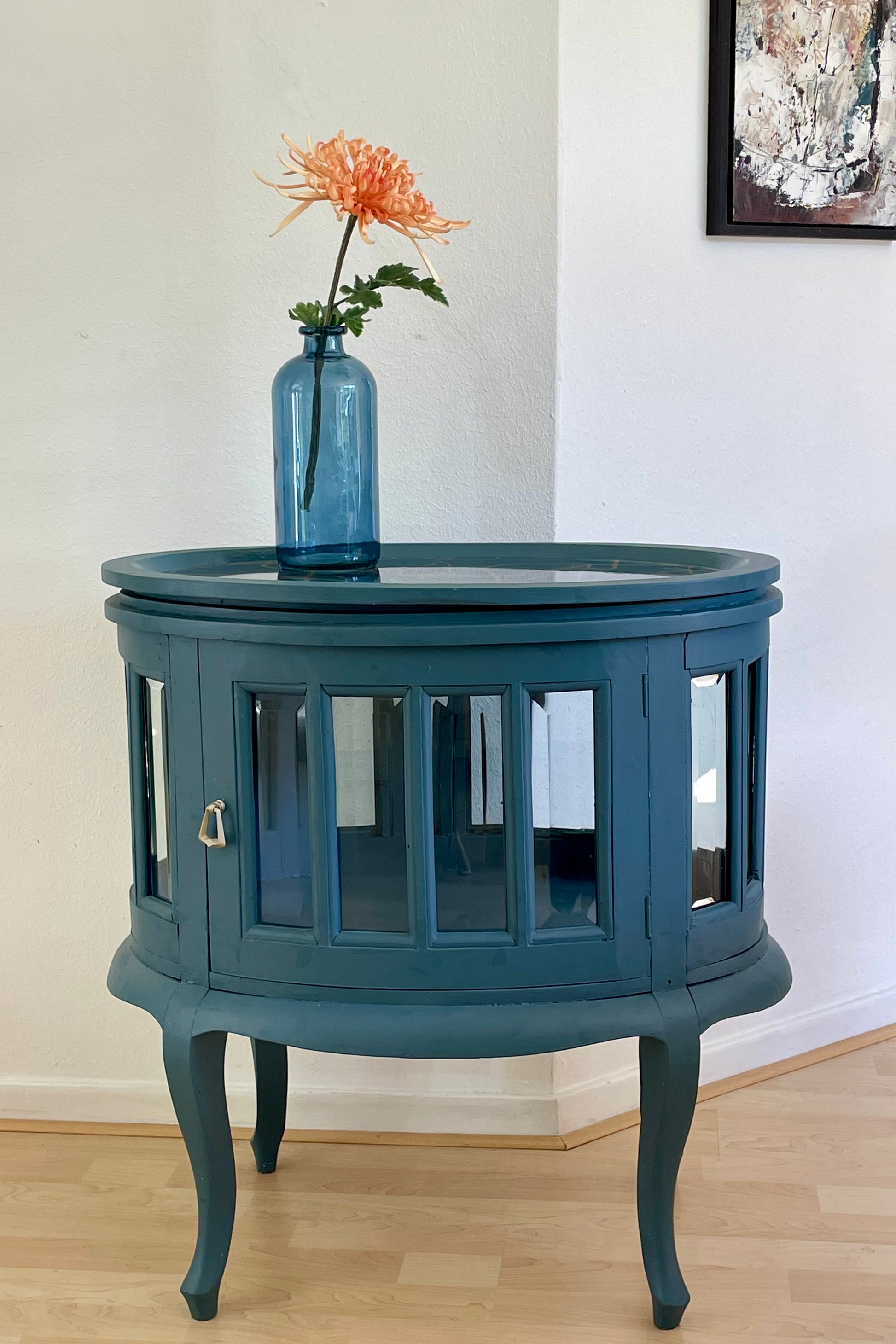 Vintage theekastje/drankkastje in blauw bekleed met een prachtige print | The Vintage Vibe